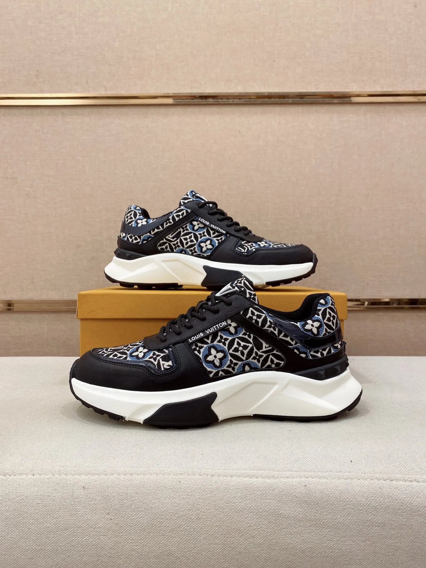 Men's shoes💰 462💰louis vuitton (Louis Vuitton/lv)🔍🔍The new counters are on sale at the same time. The uppers are imported from Italy. ️Re-engraved🇮🇹💪💪, ⚠Sole: The original sole is specially provided by the original factory, the exclusive movable molded sole is super comfortable, ⚠Original factory follow-up goods, 🔍🔍high quality, you can go in and out of the counter at will, welcome to compare⚠. Code number: 38-44 (45/46 customized, non-refundable)